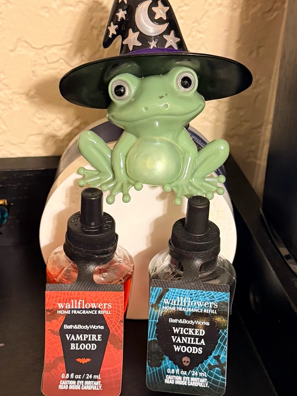 BATH & BODY WORKS 3pc Bundle Witch-Frog plug-in + 2 refills